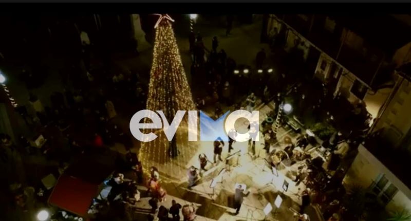 Χαλκίδα: Χοροί και τραγούδια στο κέντρο της πόλης για τις γιορτές