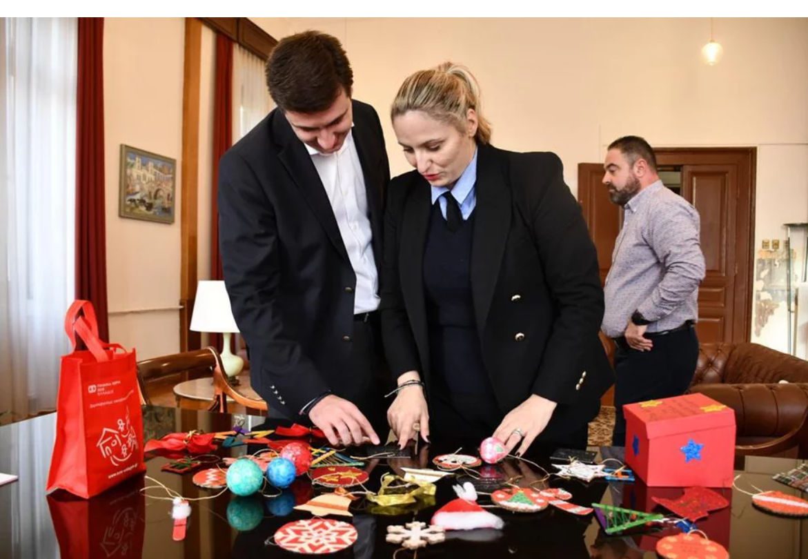 Συγκινητικό: Παιδιά από τα SOS στόλισαν το δέντρο στο γραφείο του Πρωθυπουργού στη Θεσσαλονίκη