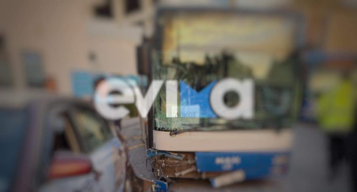 Σοβαρό τροχαίο στη Χαλκίδα: Λεωφορείο έπεσε πάνω σε σταθμευμένα ταξί – Στο νοσοκομείο δύο οδηγοί
