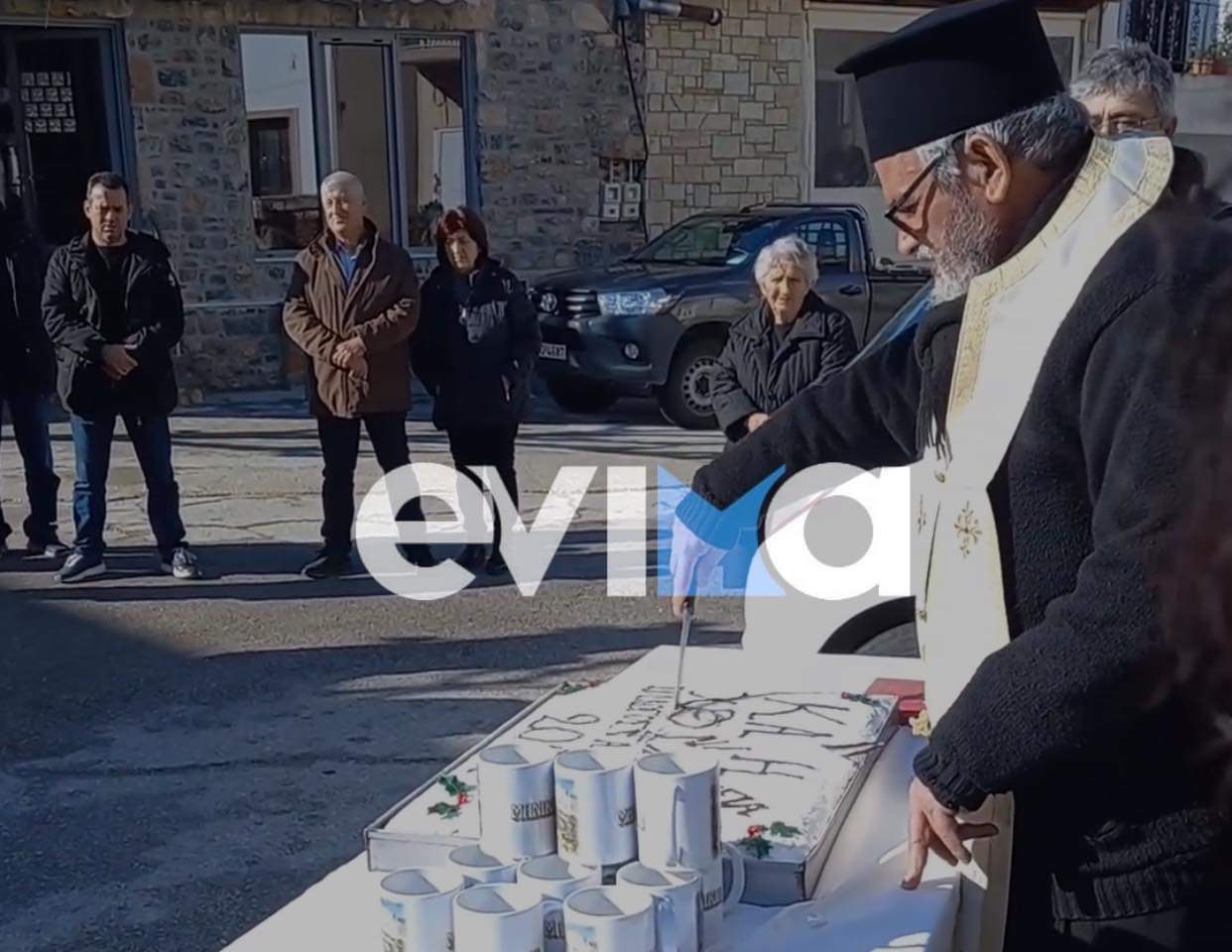 Εύβοια: Ιερέας έκοψε υπαίθρια τη βασιλόπιτα σε αυτό το γραφικό χωριό (pics)