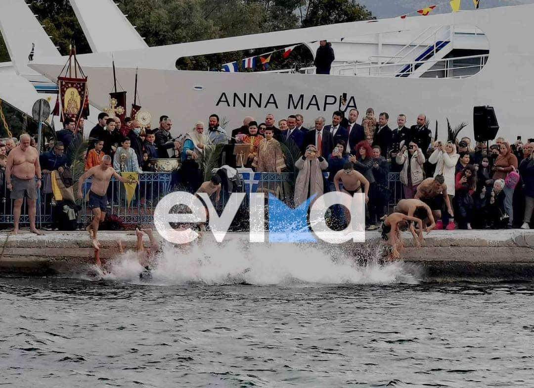 Εύβοια: Παρά τα μποφόρ έπεσαν για το σταυρό στην Ερέτρια – Ποιος τον έπιασε (pics)