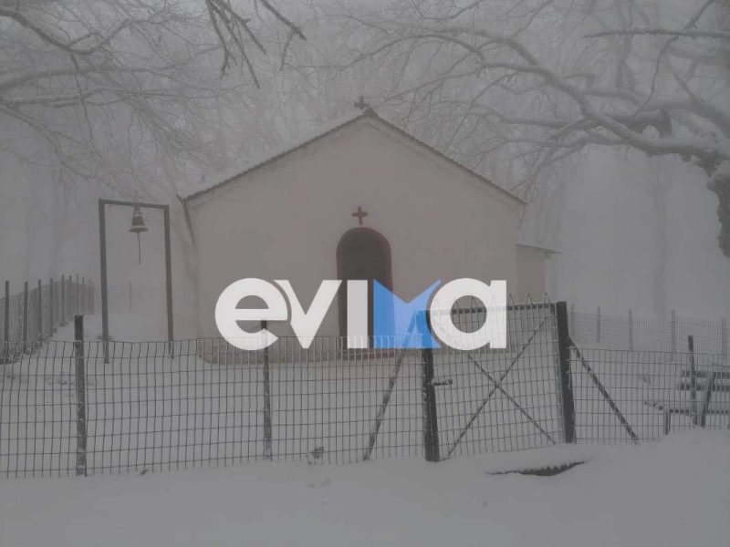 Το χιόνι «σκέπασε» εκκλησάκι στην Εύβοια – Μαγικές λευκές εικόνες