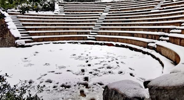 Ιστορικό θέατρο στην Εύβοια καλύφτηκε από το χιόνι