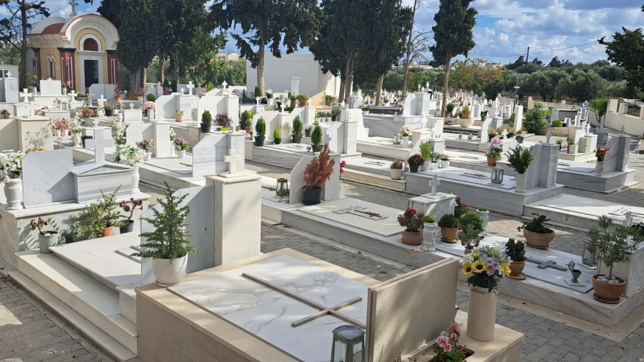 «Ρήμαξαν» καντήλια σε νεκροταφείο – Πως αποκαλύφθηκαν
