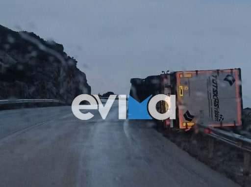 Τρομακτικό τροχαίο στην Εύβοια: Νταλίκα κρέμεται σε γκρεμό για ώρες (εικόνα)