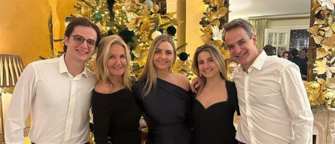 Η πρωτοχρονιάτικη φωτογραφία του Κυριάκου Μητσοτάκη με την οικογένειά του και οι ευχές