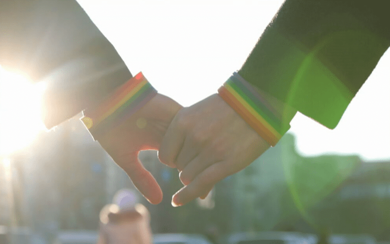 Ομόφυλα ζευγάρια: Σε δημόσια διαβούλευση το νομοσχέδιο για τον γάμο
