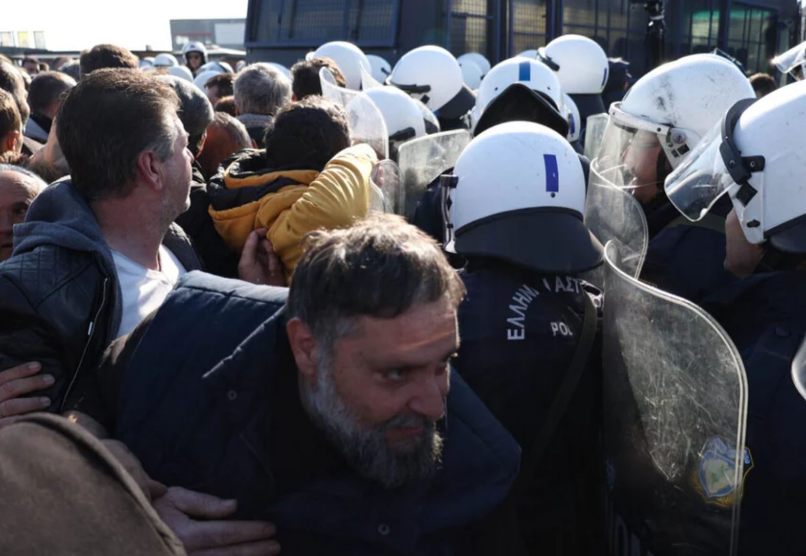 Λάρισα: Μικροεπεισόδια μεταξύ αγροτών και αστυνομικών στον κόμβο Πλατυκάμπου