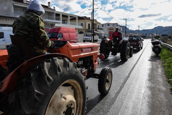 Μπλόκα αγροτών στην Εθνική Οδό Αθηνών-Λαμίας στο ύψος της Αταλάντης και στην Πατρών-Αθήνας στην είσοδο της πόλης