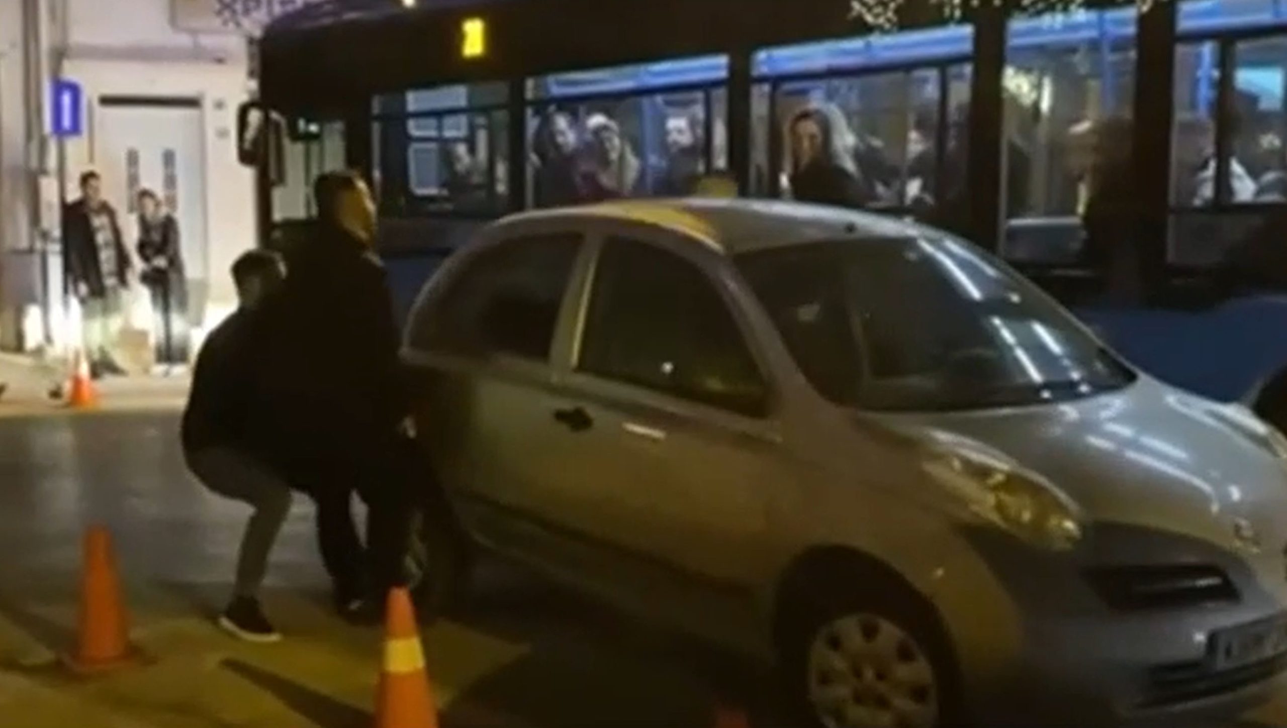 Απίστευτο: Σήκωσαν στα χέρια αυτοκίνητο που εμπόδιζε λεωφορείο (video)