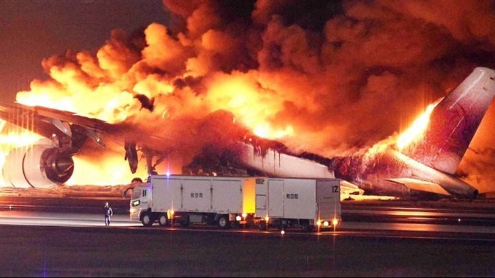 Το ενδεχόμενο ανθρώπινου λάθους εξετάζεται για την φωτιά στο αεροπλάνο της Japan Airlines