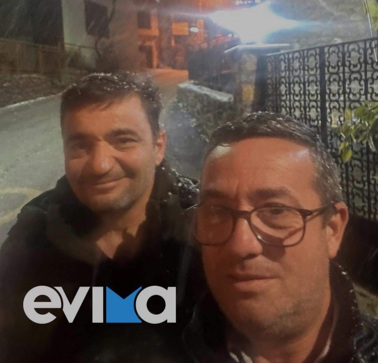 Εύβοια: Στη χιονισμένη Σέτα τα μεσάνυχτα ο δήμαρχος Ερέτριας μαζί με τον αντιδήμαρχο Κώστα Ζαχαριά