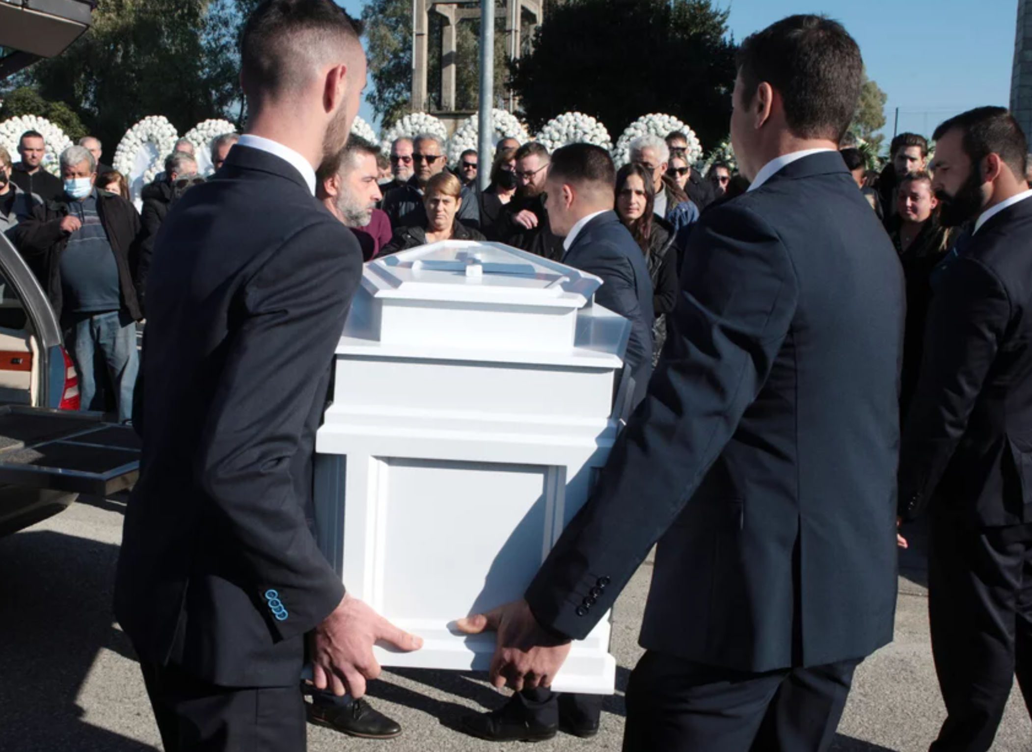 Σπαραγμός στην κηδεία του Μπάμπη στο Μεσολόγγι: «Καρδιά μου, πού είσαι;», φώναζε η μητέρα του