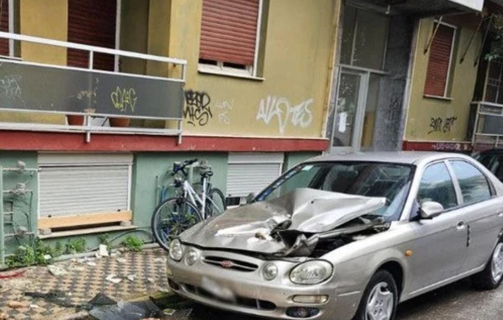 Τρόμος για περαστικούς: Κομμάτι από μπαλκόνι αποκολλήθηκε και διέλυσε αυτοκίνητα (pics)
