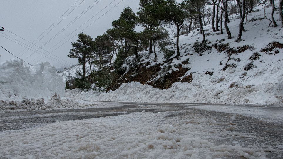 Κακοκαιρία – Χιόνια: Κλειστή η Λεωφόρος Πάρνηθος και το Τελεφερίκ