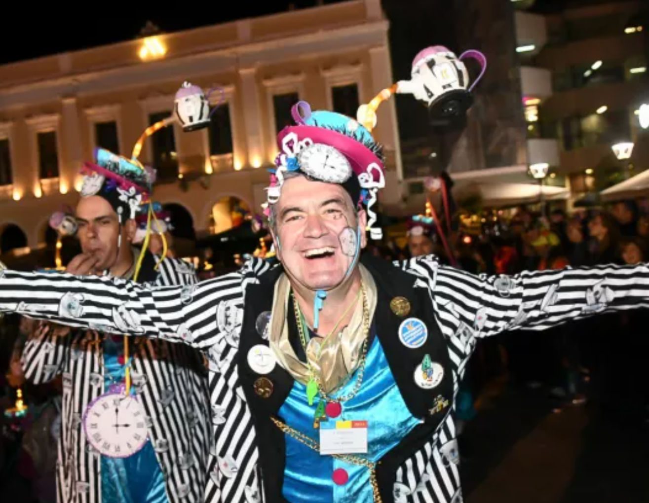 Ξεκίνησε το Πατρινό Καρναβάλι: Στο Δημαρχείο το λάβαρο – Γιορτινή ατμόσφαιρα στην πόλη
