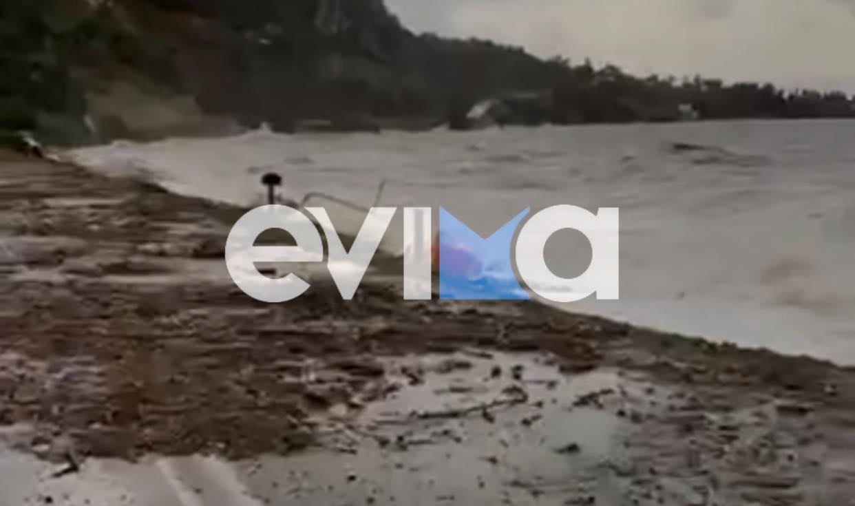 Προβλήματα από την κακοκαιρία στην Εύβοια: Τα μανιασμένα κύματα γκρέμισαν τοιχίο σε λιμάνι