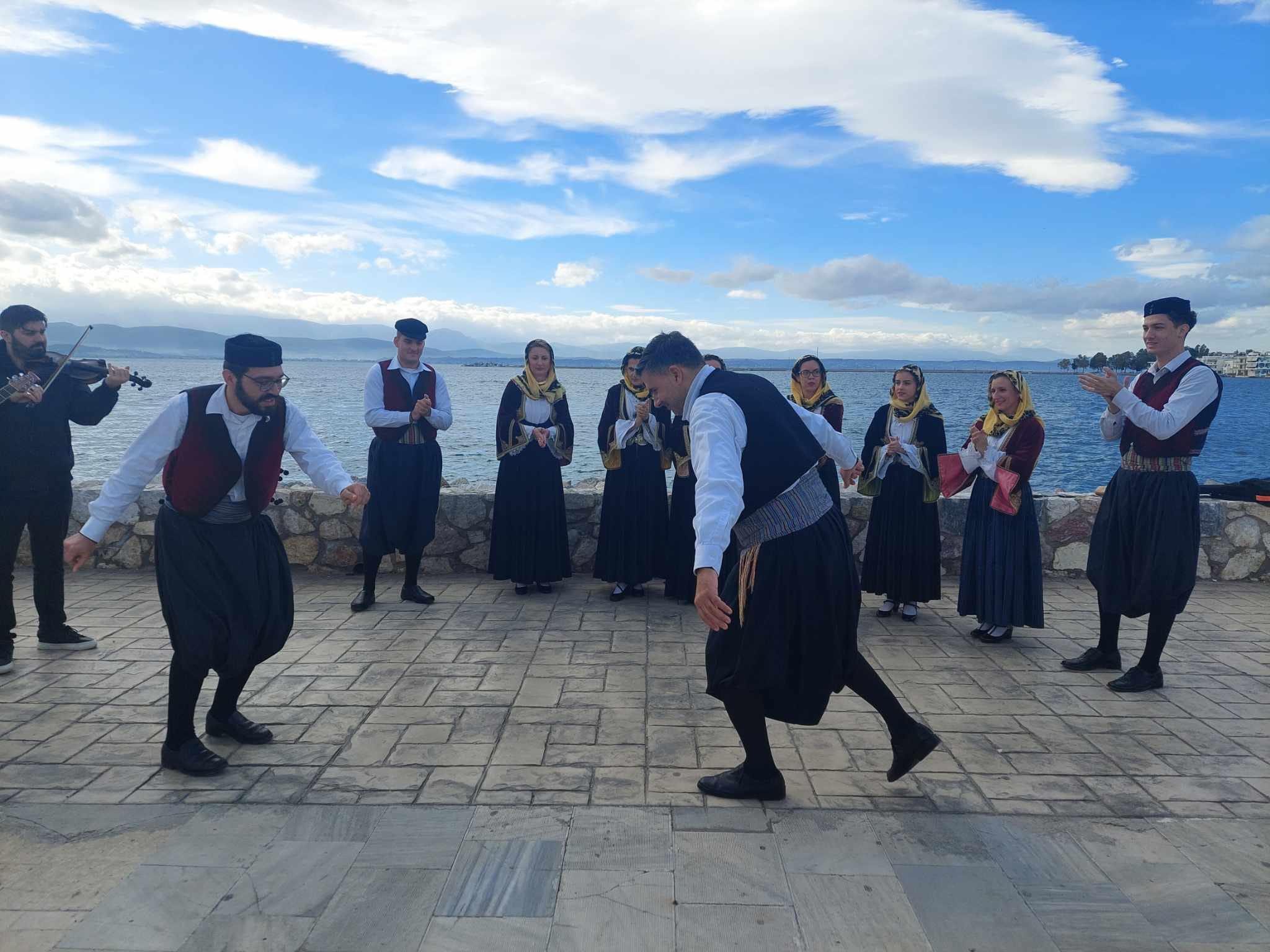 Χόρεψαν καβοντορίτικο μετά τη ρίψη του Σταυρού στην Εύβοια