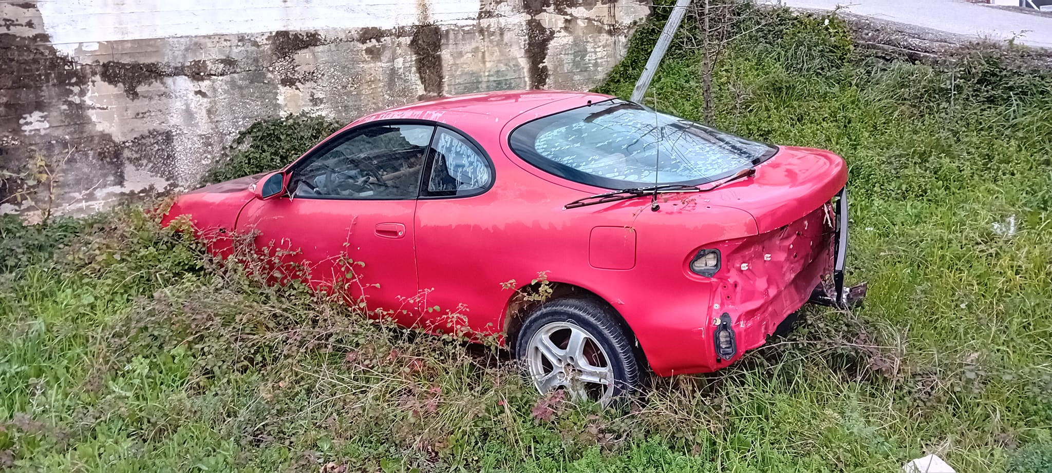 «Σκούπα» στα εγκαταλελειμμένα οχήματα βάζει Δήμος στην Εύβοια – Η έκκληση του αντιδημάρχου