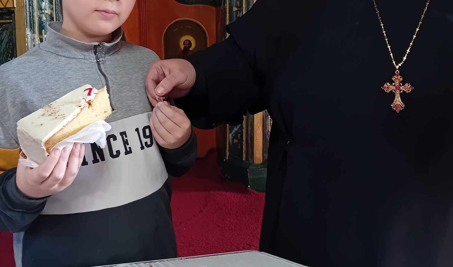 Εύβοια: Ιερέας έκοψε την πίτα σε κατηχητικό σχολείο – Τι έδωσε δώρο στο μαθητή που κέρδισε το φλουρί