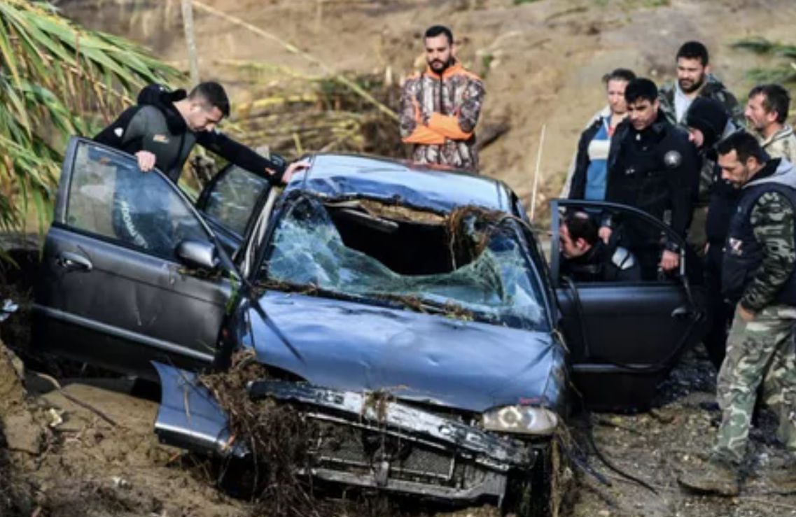 Ηλεία: Περιγραφές σοκ για το ζευγάρι που παρασύρθηκε με το ΙΧ του από χείμαρρο – «Τους βλέπαμε να χάνονται»