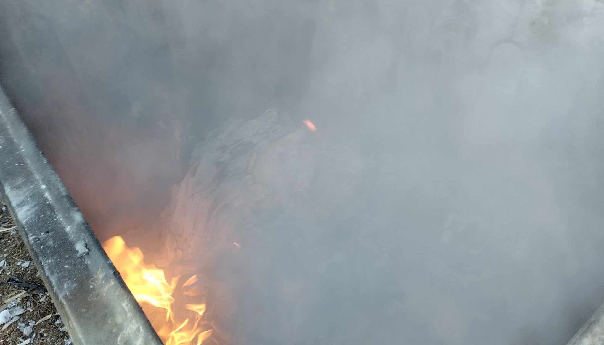 Εύβοια: Φωτιά ξέσπασε σε κάδο απορριμμάτων – Πως «μπουρλότιασε» (εικόνες)