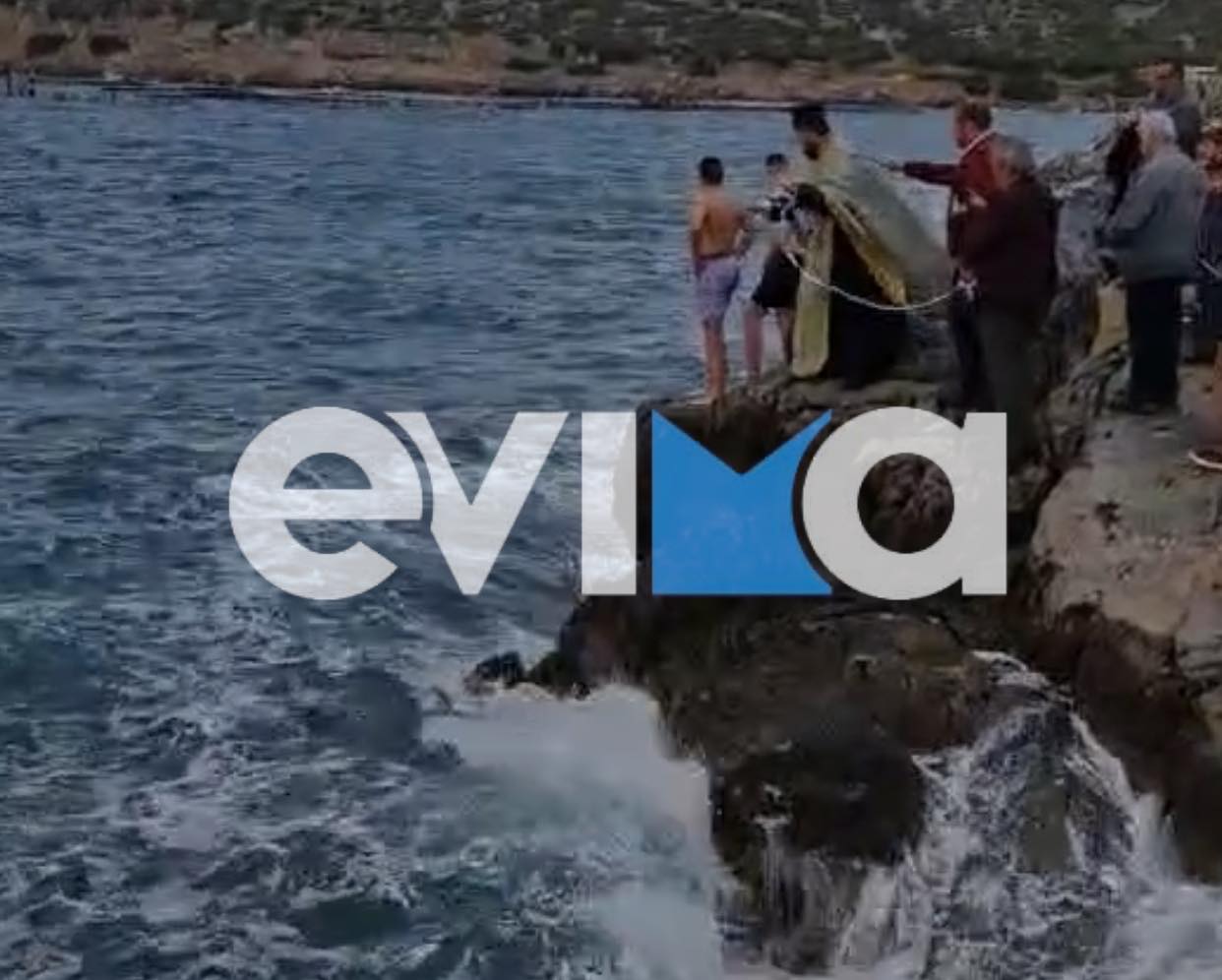 Εύβοια: Μαθητές τα «έβαλαν» με τα κύματα για να πιάσουν το Σταυρό