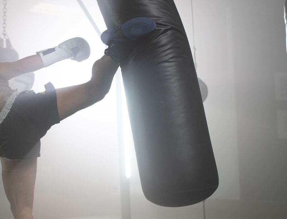 Πρωταθλητής kickboxing ξυλοκόπησε άγρια υπάλληλο δικαστηρίων επιστρέφοντας από μπουζούκια