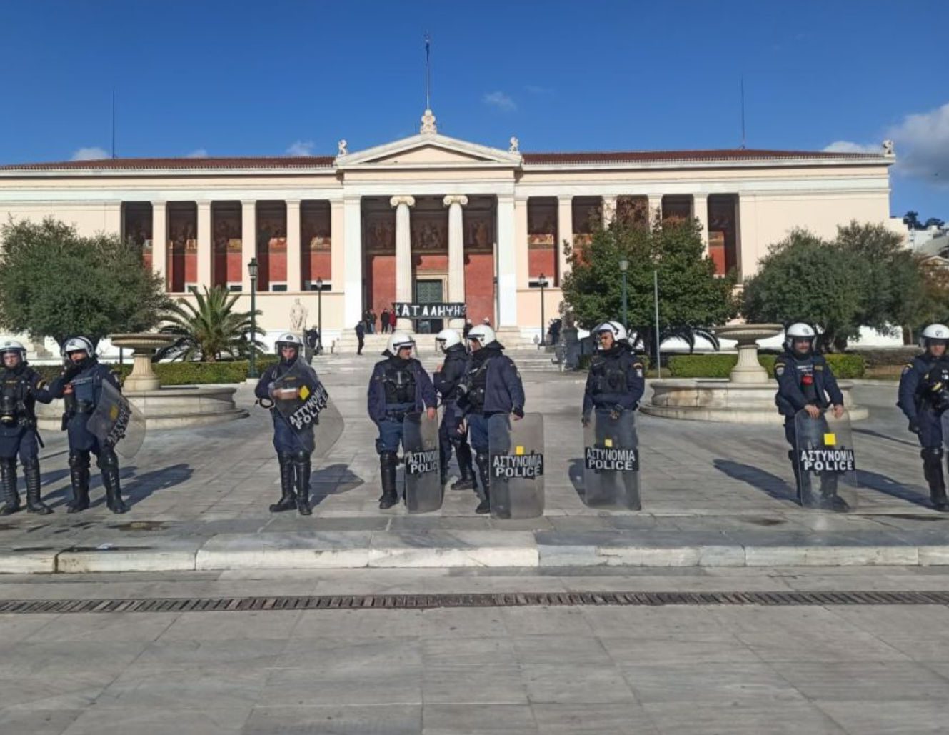 Επίθεση στο γραφείο πρύτανη – Έσπασαν τζάμια, έγραψαν συνθήματα