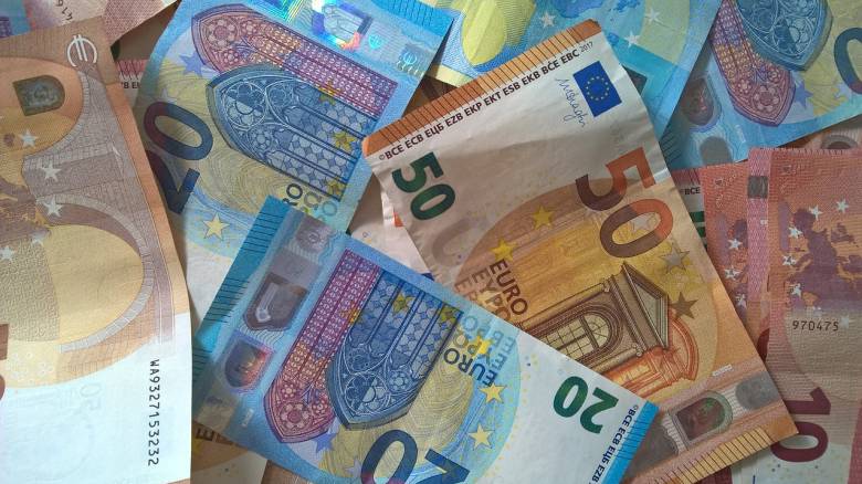 Κατώτατος μισθός: «Αγγίζει» τα 1000 ευρώ έως το 2027
