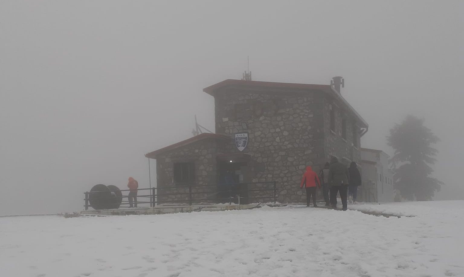 Εύβοια: Ορειβάτες έκοψαν την πίτα στο χιονισμένο καταφύγιο (εικόνες)