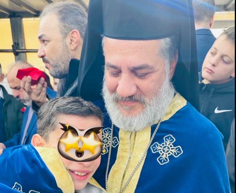 Συγκλονίζει ιερέας στην Εύβοια: «Αγκαλιάζει» μαθητή με το ράσο που τρέμει από το κρύο