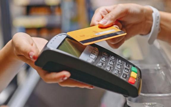 Παράταση 1 μήνα στην εγκατάσταση των POS εξετάζει το υπουργείο για τους επαγγελματίες