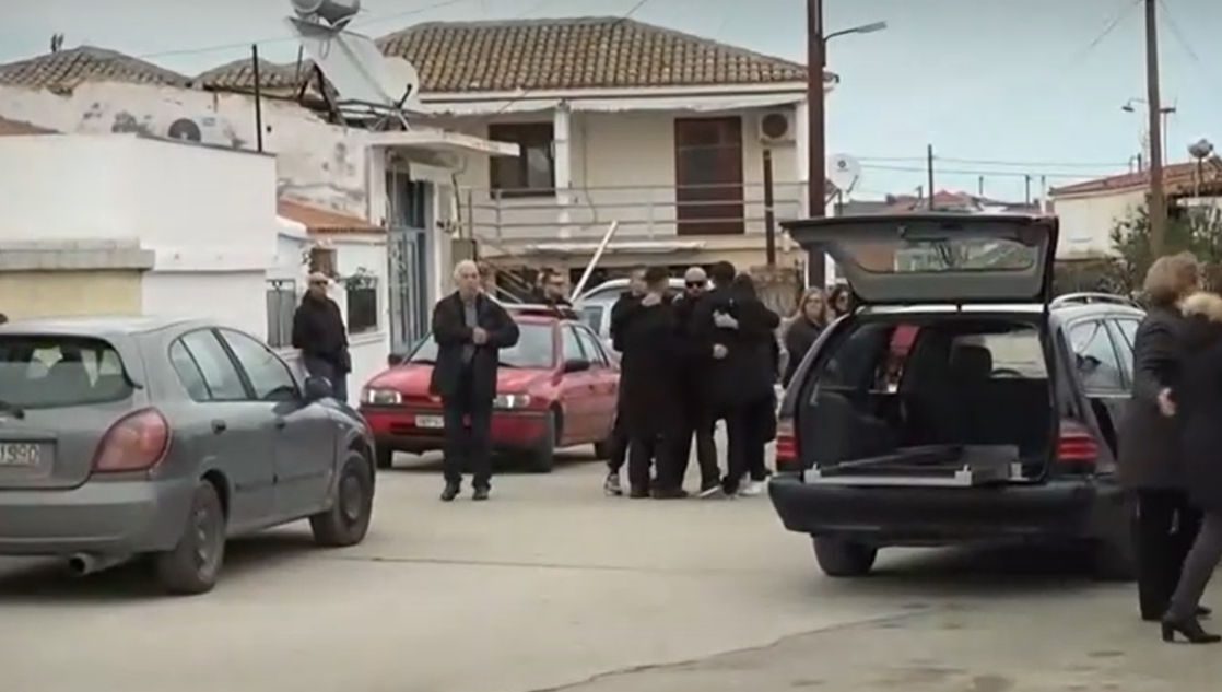 Συντετριμμένος ο Στέλιος Ρόκκος στην κηδεία του αδελφού του – Σπάραξε η μητέρα του (videos) Συντετριμμένος ο Στέλιος Ρόκκος στην κηδεία του αδελφού του – Σπάραξε η μητέρα του (videos)