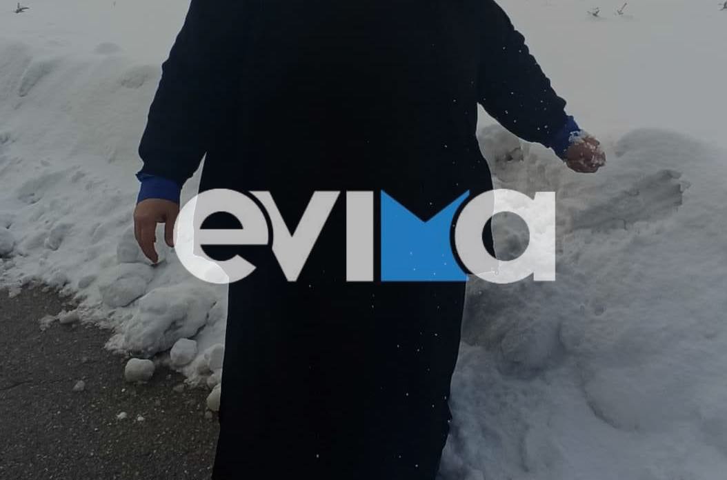 Ιερέας πήγε για…..χιονοπόλεμο σε χωριό της Εύβοιας (εικόνες)