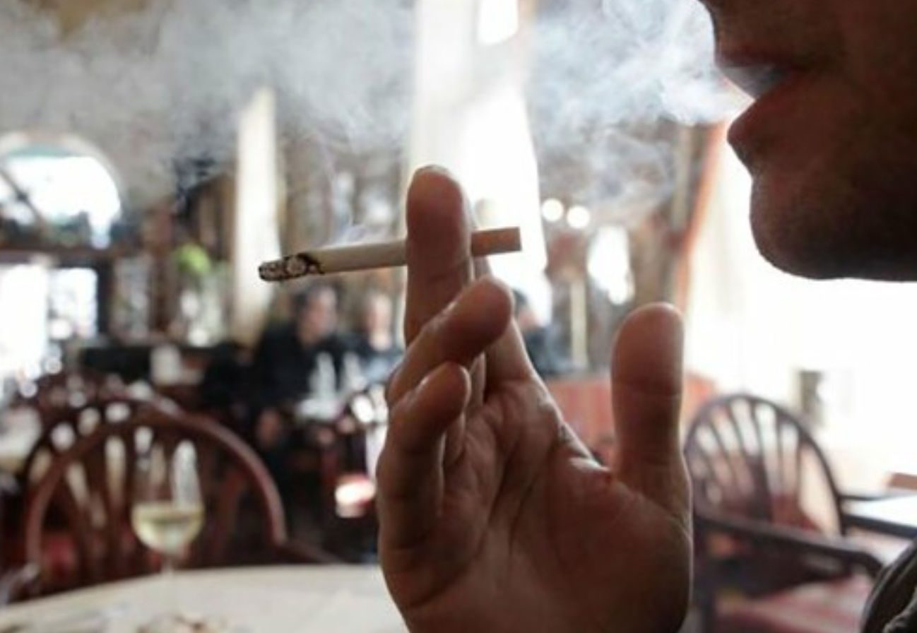 Χαλκίδα: «Καμπάνα» για το κάπνισμα σε καφενείο