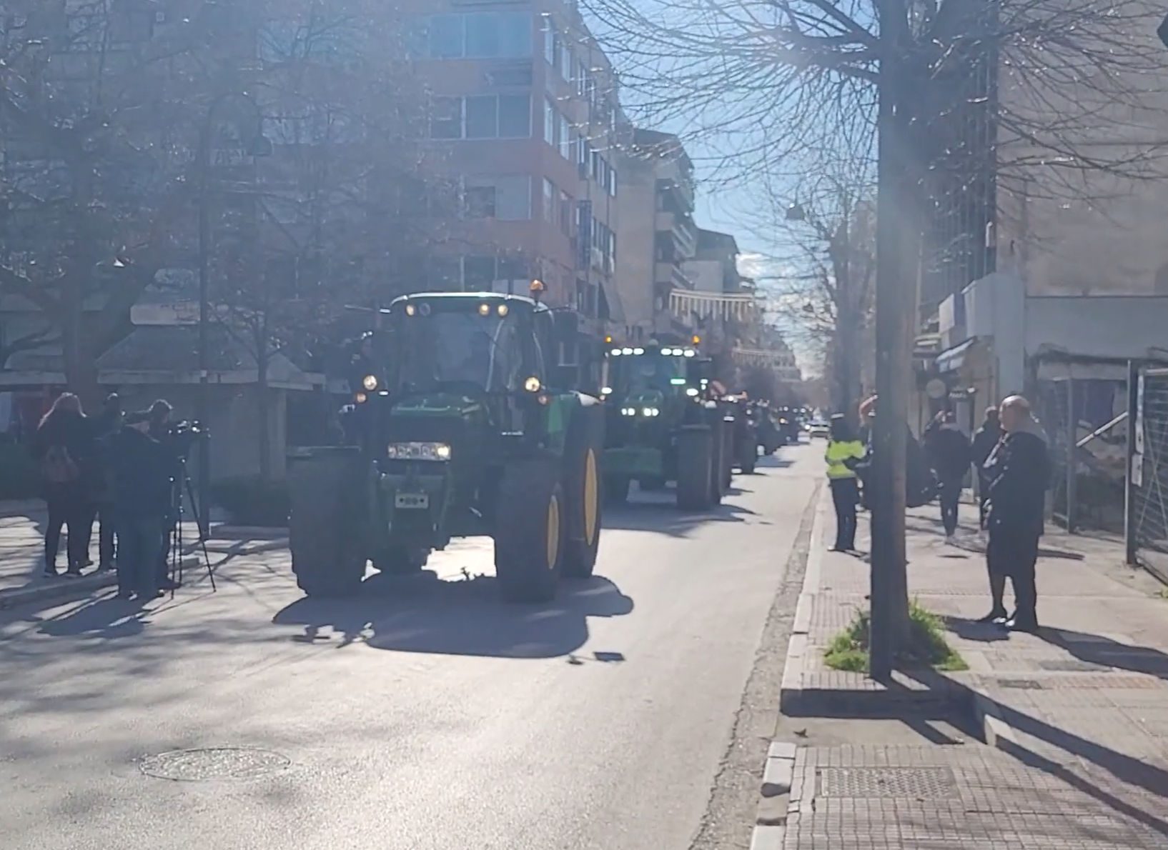 Λάρισα: Κομβόι τρακτέρ έφτασε σε κεντρική πλατεία της Λάρισας (videos)