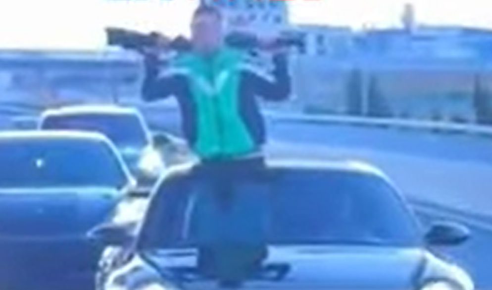 Τρόμος για περαστικούς: Τράπερ γύριζε video clip με καλάζνικοφ – Πολίτες καλούσαν την Αστυνομία