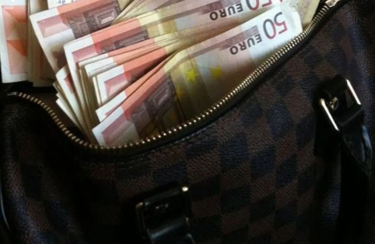 Απίστευτο περιστατικό στην Εύβοια: Βρήκαν τσάντα με λίρες και πολλά λεφτά