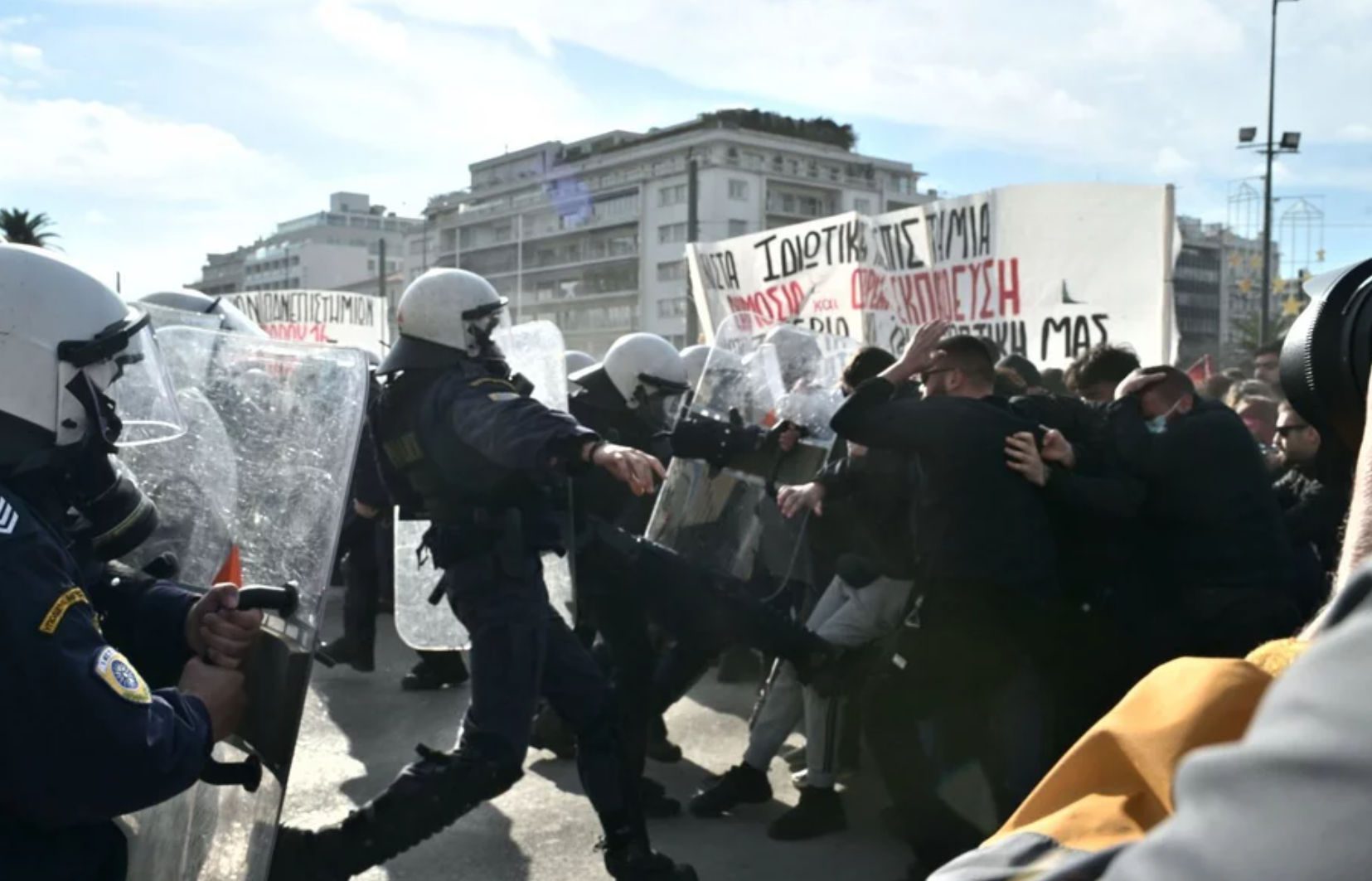 Συλλαλητήριο κατά των ιδιωτικών πανεπιστημίων – Ξύλο και χημικά έξω από τη Βουλή