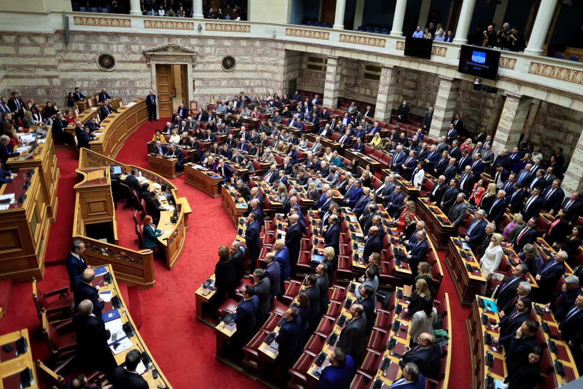 Ομόφυλα ζευγάρια: Ξεκινά στη Βουλή η συζήτηση του νομοσχεδίου