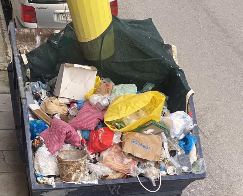 Εύβοια: Εξαλλοι οι πολίτες για τα σκουπίδια στη Χαλκίδα- Αναρτήσεις απόγνωσης