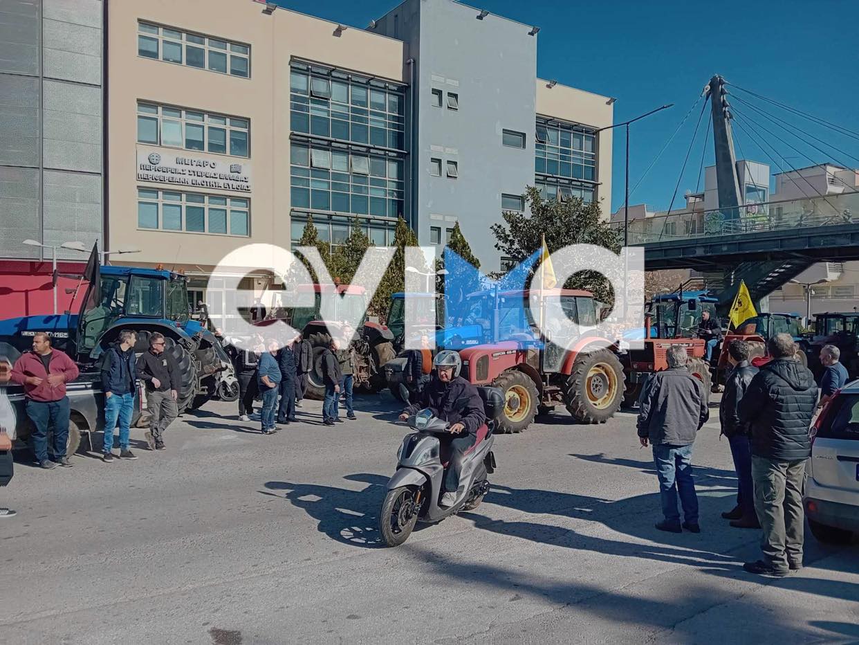Εύβοια: Έφτασαν στην Χαλκίδα οι αγρότες με τα τρακτέρ – Έκλεισαν το δρόμο (pics&vid)