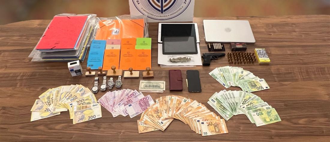 Εύβοια – Δωροληψία: Έτσι δρούσε ο υπάλληλος της Π. Ε. – Τι ποσά ζητούσε, τι βρέθηκε σπίτι του – Άλλες δύο συλλήψεις