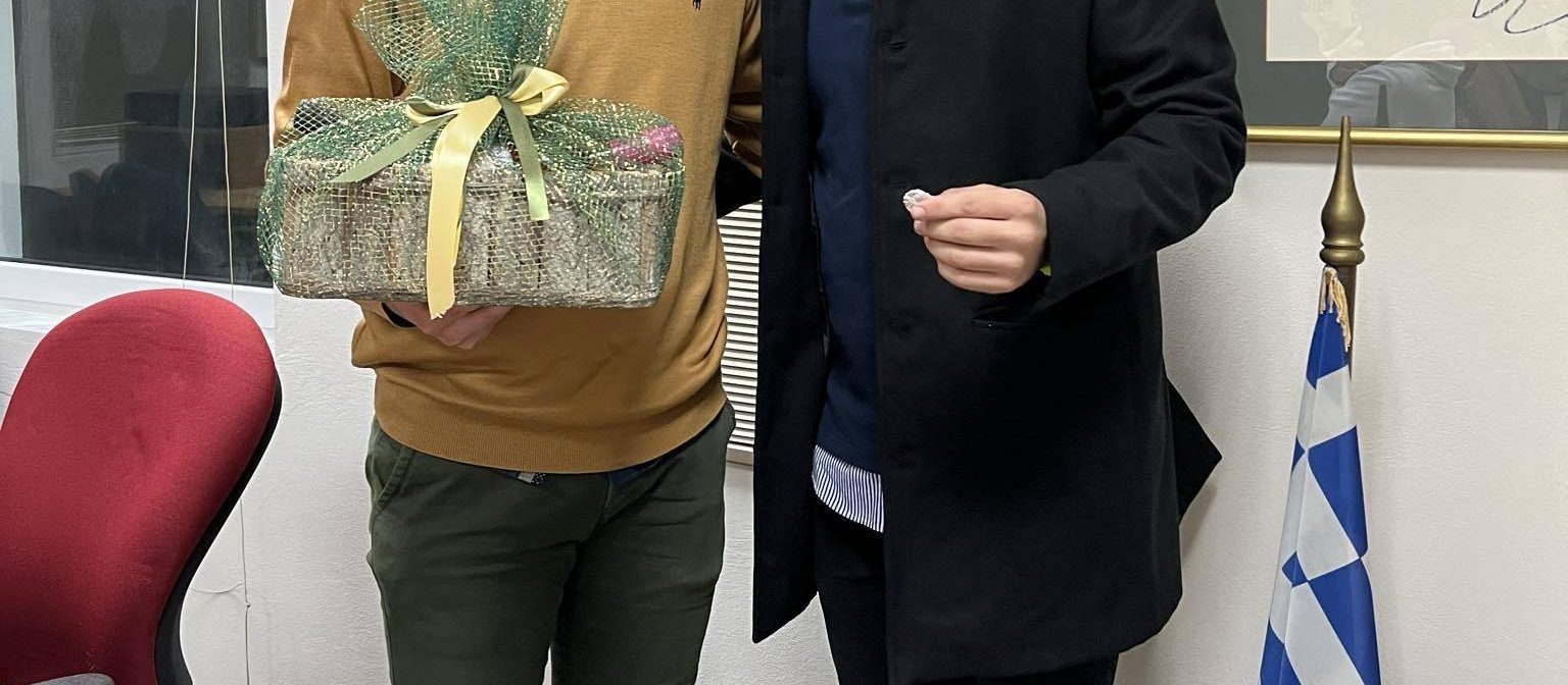 Εύβοια: Το δώρο Κοινοτάρχη σε δημότη που κέρδισε το φλουρί παρουσία δημάρχου και αντιδημάρχων