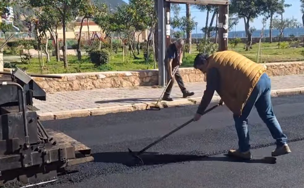 Δρόμοι έγιναν «ολοκαίνουργοί» στην Εύβοια – Πέφτει ασταμάτητα άσφαλτος