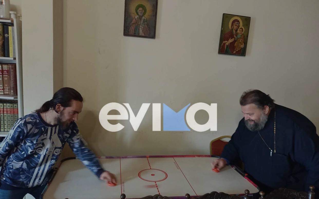 Ιερέας στην Εύβοια έγινε…παιδί και έπαιξε ise toys!