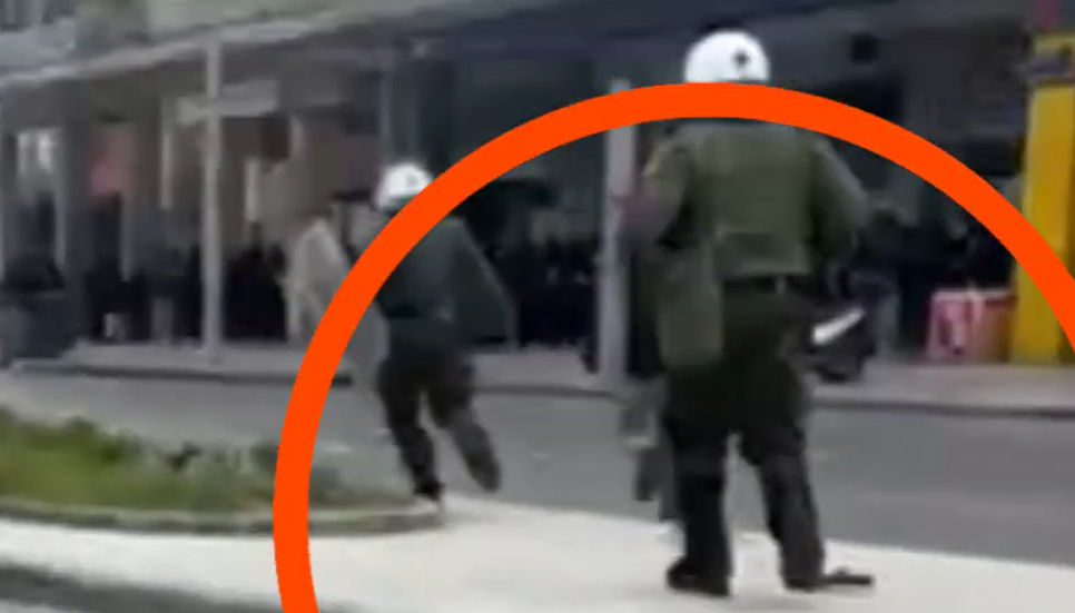 Βίντεο σοκ: Αστυνομικός έχασε το όπλο του την ώρα των επεισοδίων σε πορεία για τα Τέμπη