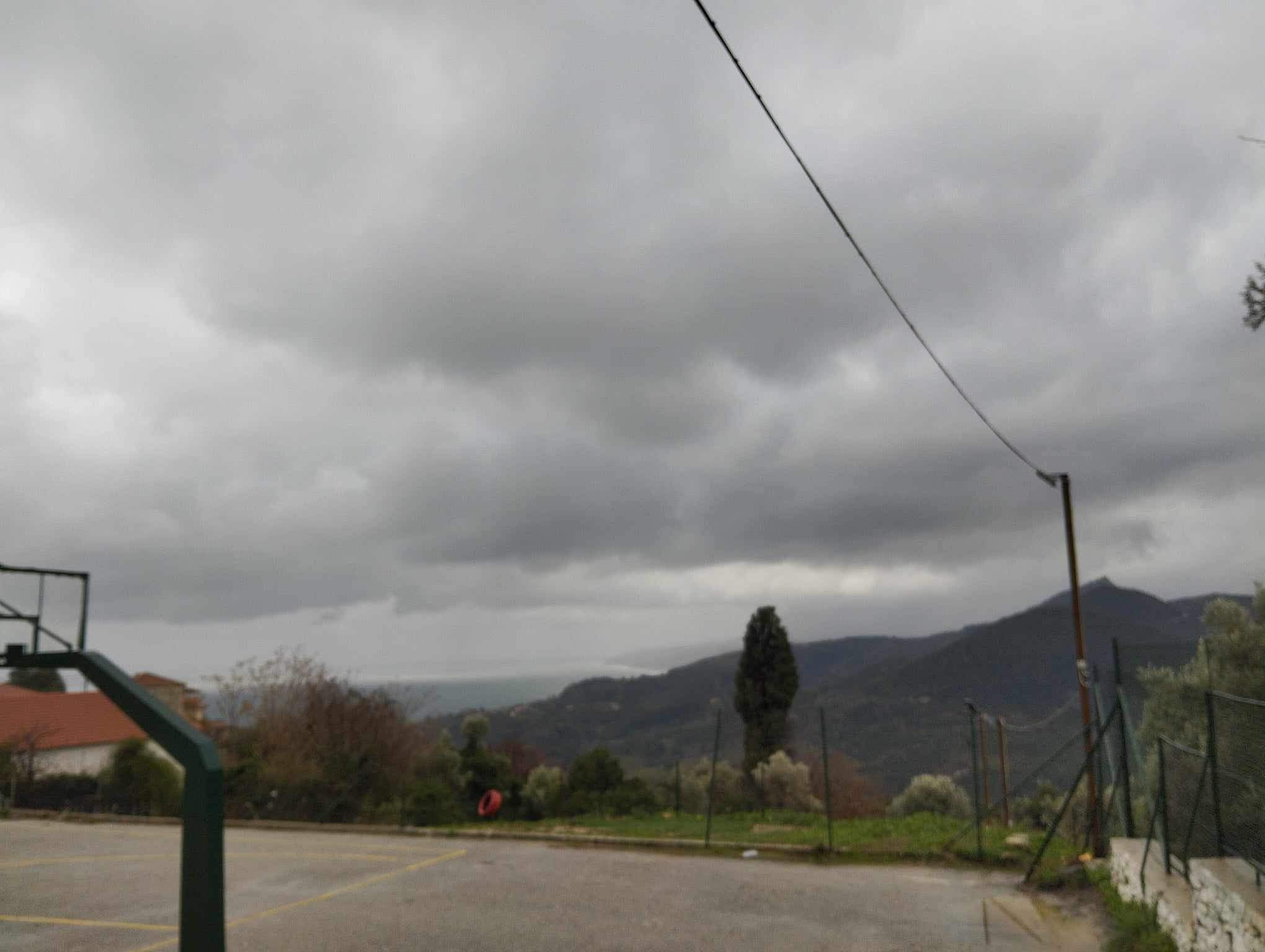 Καιρός: Τοπικές βροχές σήμερα σε Εύβοια και Σκύρο – Πότε θα υποχωρήσουν
