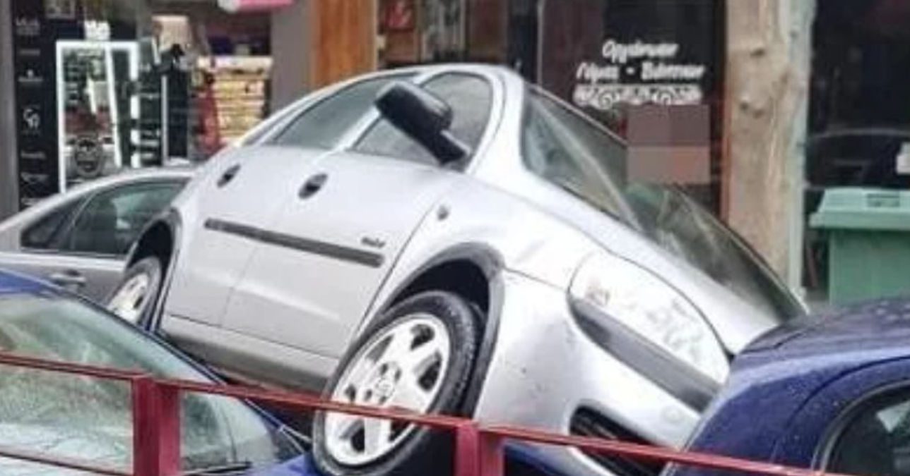 Απίστευτο: Αυτοκίνητο «προσγειώθηκε» σε σταθμευμένα οχήματα (video)